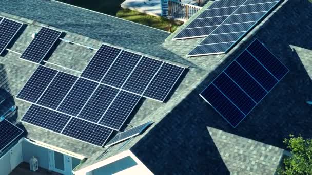 Casa residencial ordinaria en USA con azotea cubierta con paneles solares fotovoltaicos para la producción de energía eléctrica ecológica limpia en el área rural suburbana. Concepto de hogar autónomo. - Imágenes, Vídeo
