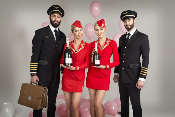 Счастливая группа пилотов и стюардесс
 - Фото, изображение
