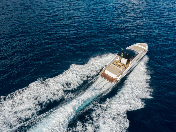 Vue aérienne d'un yacht de luxe dans la mer Méditerranée. côte de napoli - Photo, image