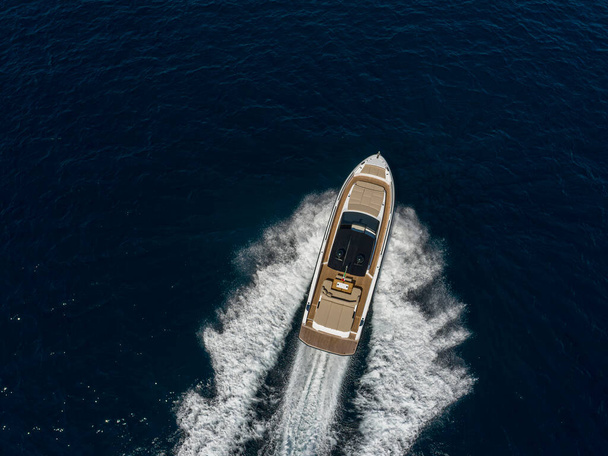 地中海での豪華なヨットの空中ビュー。ナポリ海岸 - 写真・画像