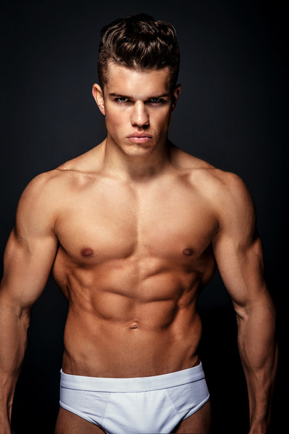 geiles männliches Modell mit muskulösem Oberkörper. - Foto, Bild