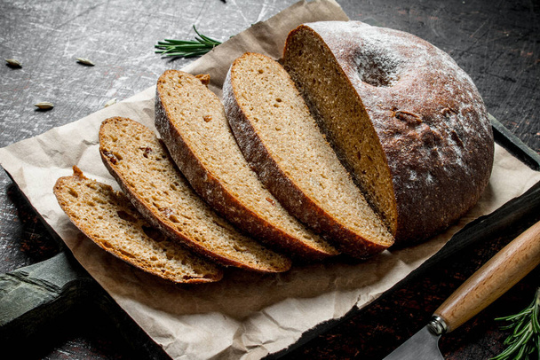 Pieces of fragrant fresh bread. On dark rustic background - Foto, Bild