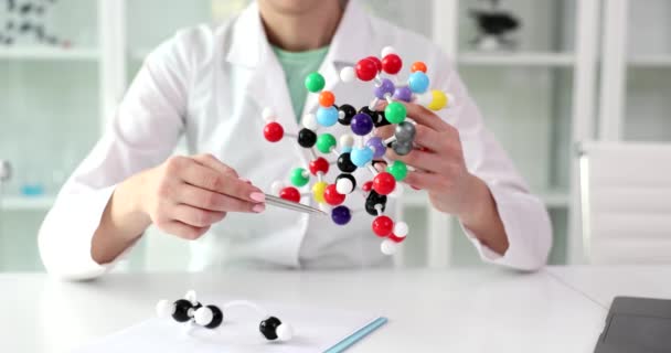 Bilim adamı moleküler yapının modeline bakıyor. Molekül tanımlama yapısı ve özellikleri - Video, Çekim