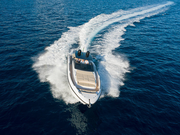 Légi kilátás egy luxus jacht a Földközi-tengeren. nafolipart - Fotó, kép