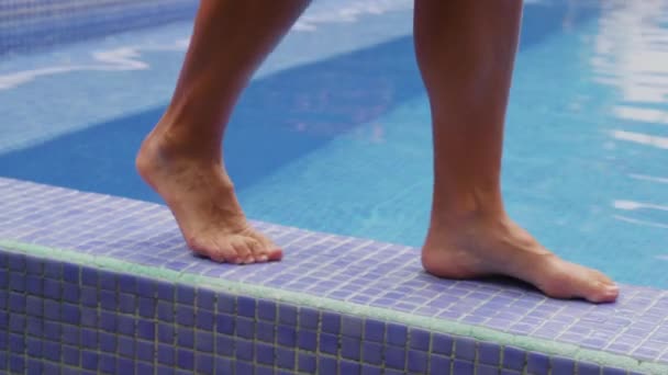 Feet walking by pool - Кадры, видео