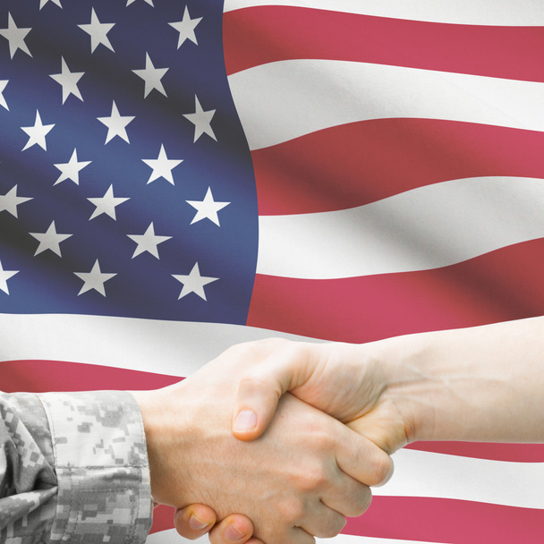 Soldado y doctor estrechándole la mano con la bandera en el fondo - Únete - Foto, imagen