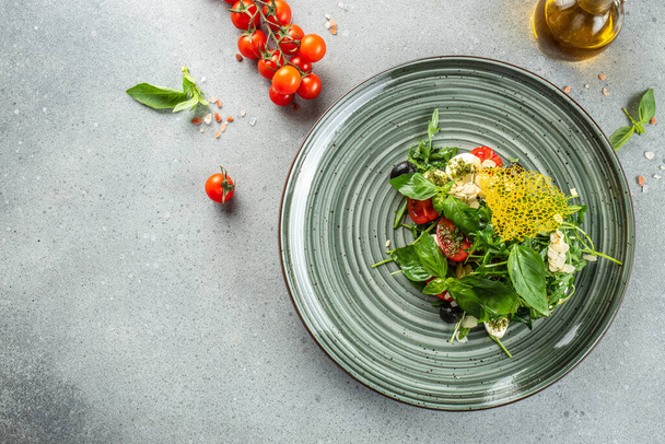 Salat mit Käse und frischem Gemüse, Speisekarte im Restaurant, Diät, Kochbuch-Rezept von oben, - Foto, Bild