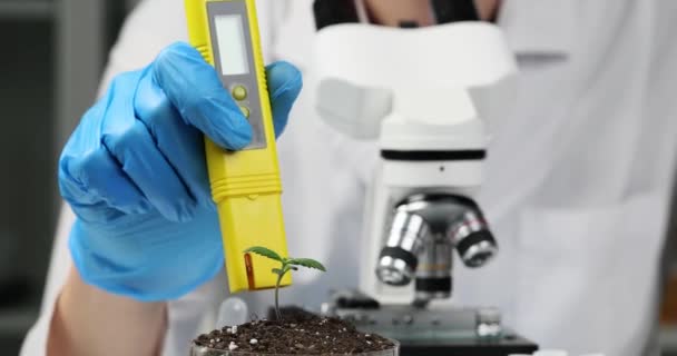 Bodemanalysewetenschapper meet pH van bodemmonster met tester. Agrochemisch bodemonderzoek - Video