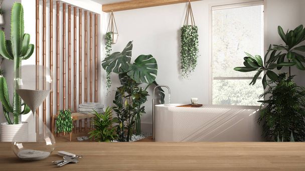 Mesa de madera o estante con reloj de arena de cristal que mide el paso del tiempo en un moderno baño con plantas de interior, diseño interior de la selva urbana, espacio de copia de fondo - Foto, Imagen