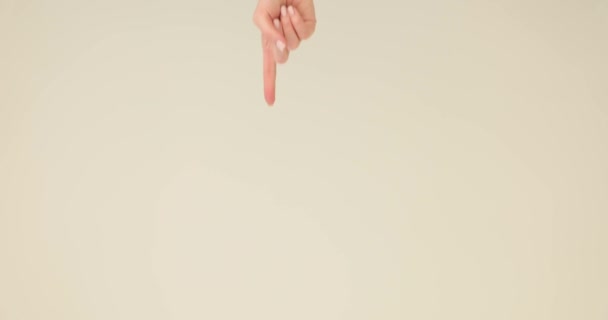 Main féminine pointent les doigts vers le bas et les directions. Bannière publicitaire avec panneau de direction - Séquence, vidéo