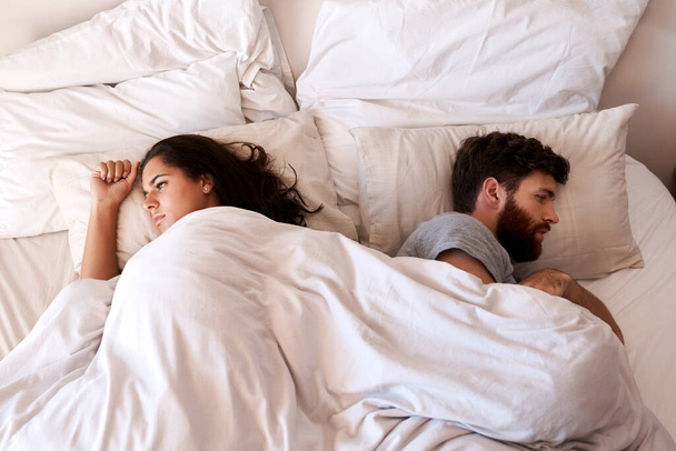 Boze mensen, koppel en vechten in bed in de ochtend gefrustreerd door scheidingsgesprekken. Huwelijksproblemen, conflicten en gevechten in een slaapkamer thuis met ruzie over woede en communicatie. - Foto, afbeelding