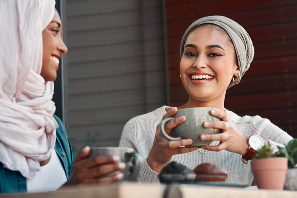 Φίλοι, καφές και γέλιο με μουσουλμάνες γυναίκες στο καφέ για συζήτηση, φαγητό και κοινωνική. Ευτυχισμένος, χαλαρώστε και τον πολιτισμό με πορτρέτο της γυναίκας πελάτη στο εστιατόριο για συζήτηση, ευτυχία και συνάντηση. - Φωτογραφία, εικόνα