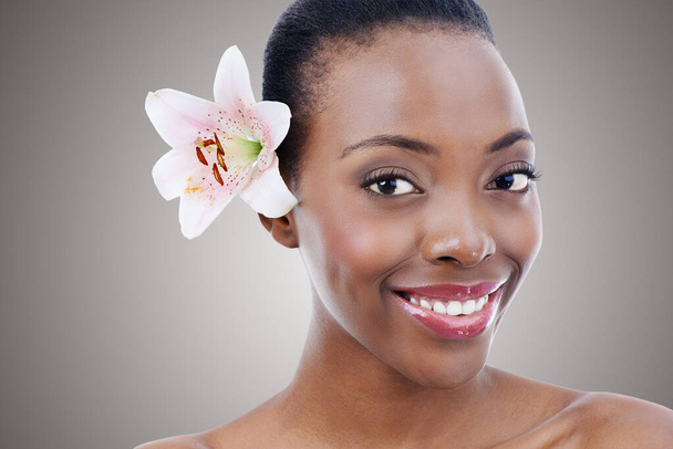 Belleza tan delicada como una flor. Retrato de una hermosa mujer afroamericana posando en el estudio - Foto, Imagen