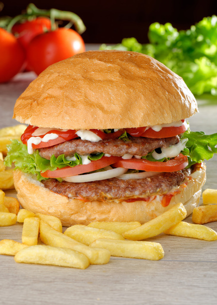 Grote sappige dubbele Hamburger - Foto, afbeelding