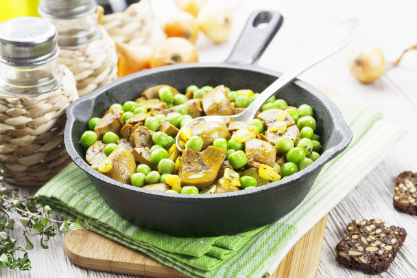 Nieren mit grünen Erbsen und Curry - Foto, Bild