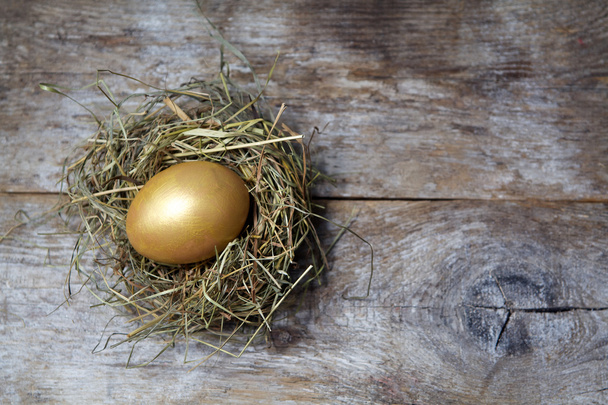 Decorazioni pasquali. Uova in nidi su fondo di legno
 - Foto, immagini