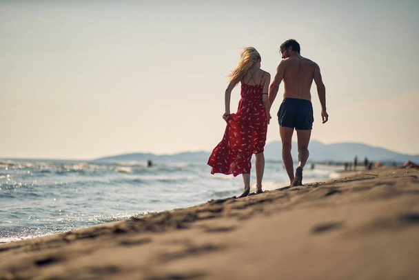 Beautiful moments with you. Happy couple enjoying vacation on the sea together. - Valokuva, kuva