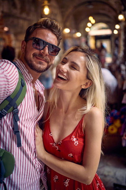Couple traveler shopping.loving happy couple on vacation. - Foto, Imagen