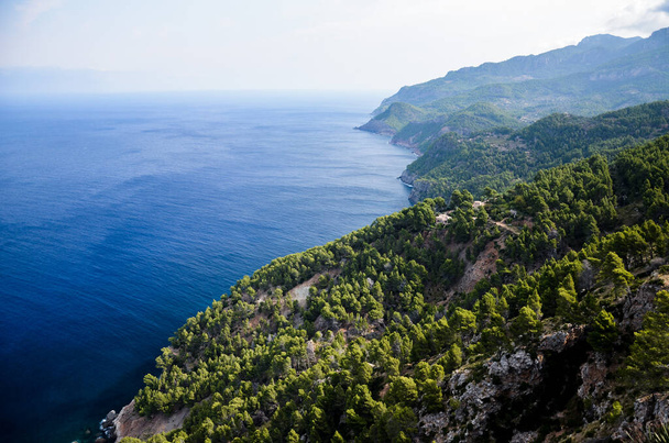 Serra de Tramuntana costa del mar en Mallorca, España, Europa, en un hermoso día de verano - Foto, Imagen