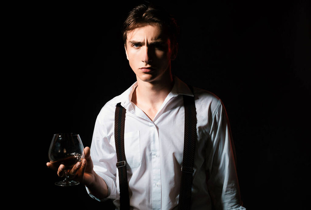 Muž se sklenicí whisky. Drahý drink. Muž pije brandy nebo koňak. Degustace, degustace - Fotografie, Obrázek