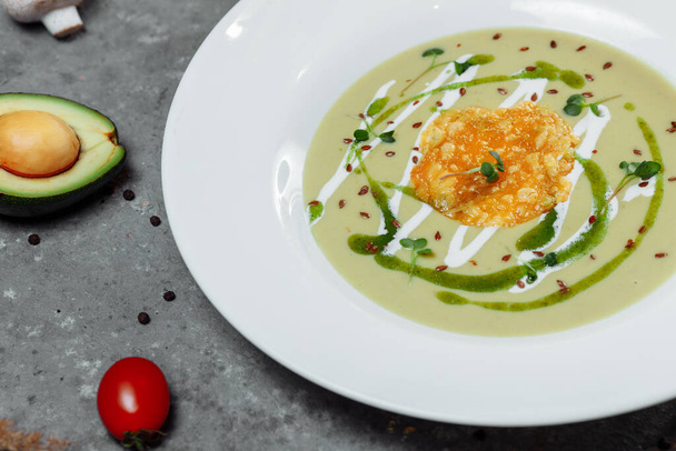 Spinazie soep met croutons in witte kom. Hoge kwaliteit foto - Foto, afbeelding