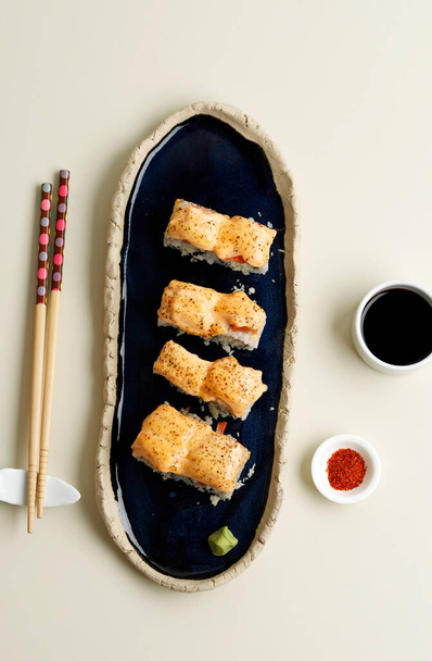 Mentai molho atum sushi japonês arroz rolo, vista superior - Foto, Imagem