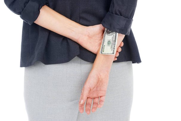 Haar omkoping verbergen. een zakenvrouw met een biljet van 100 dollar in haar mouw - Foto, afbeelding