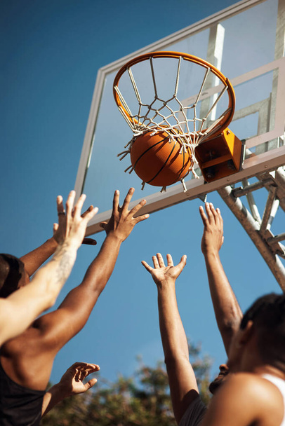 Basketbal je rychle se pohybující hra. Detailní záběr skupiny sportovních mladých mužů hrajících basketbal na sportovním hřišti - Fotografie, Obrázek
