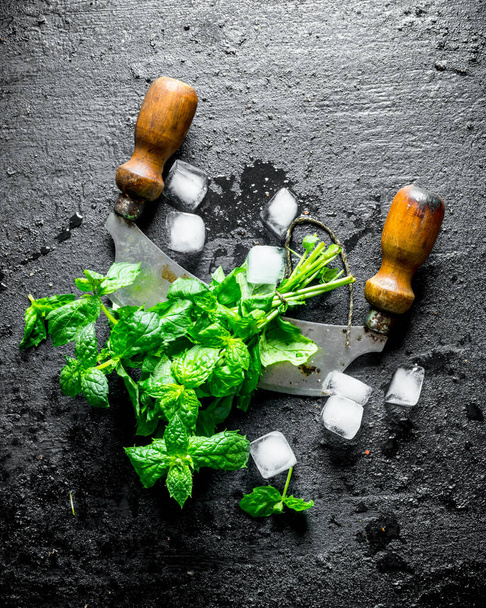 Mint with big knife and ice. On black rustic background - Fotoğraf, Görsel