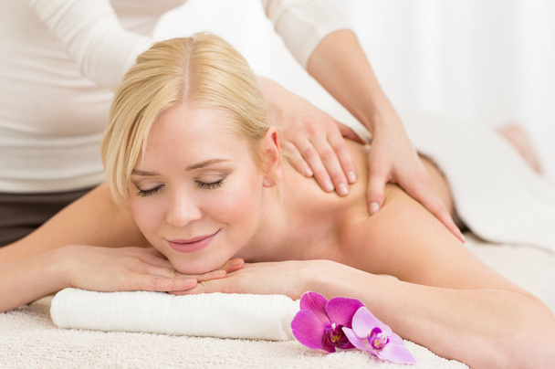 Mulher recebendo massagem
 - Foto, Imagem