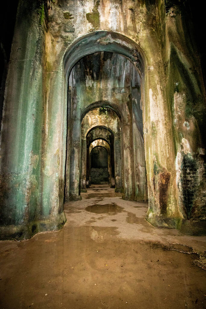 Interior de Piscina Mirabilis, o catedral de agua, la cisterna más monumental de agua potable jamás construida por los romanos, en Bacoli, Campania, Italia - Foto, Imagen