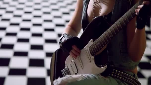 Woman plays electric guitar - Materiał filmowy, wideo