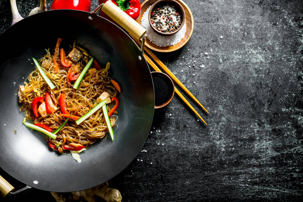 Fragrant Chinese cellophane noodles with vegetables. On dark rustic background - Fotoğraf, Görsel