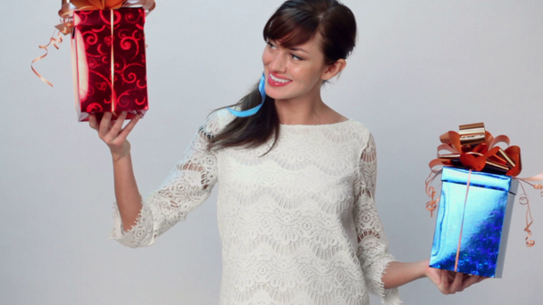 Mujer sostiene dos cajas de regalo
 - Imágenes, Vídeo