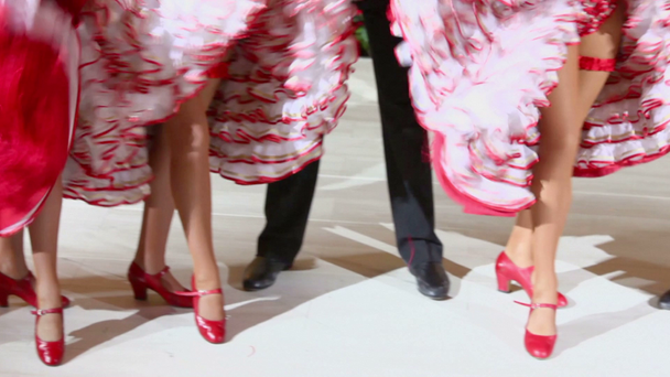 Χορευτές κανκάν ανακινήστε φορέματα - Πλάνα, βίντεο