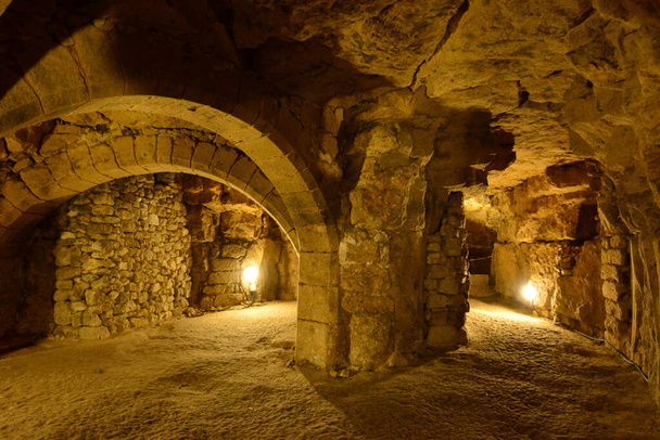 Pontoise; Франція - 26 березня 2023: підземний прохід під центром міста - Фото, зображення