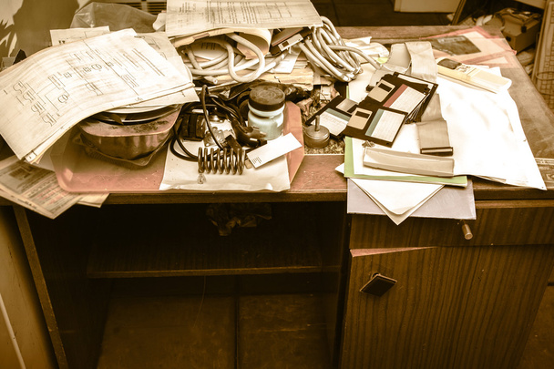 Lugar de trabajo desordenado con pila de papel
 - Foto, imagen