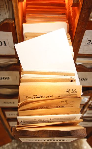Documents papier empilés dans les archives
 - Photo, image