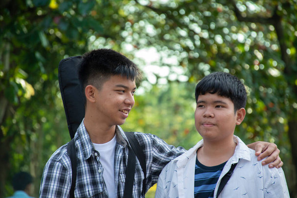 Jeunes garçons gays asiatiques saluant, montrant leur amour pendant le chemin de l'école le week-end dans le pays asiatique, accent doux et sélectif, concept pour les événements LGBT dans le monde entier. - Photo, image
