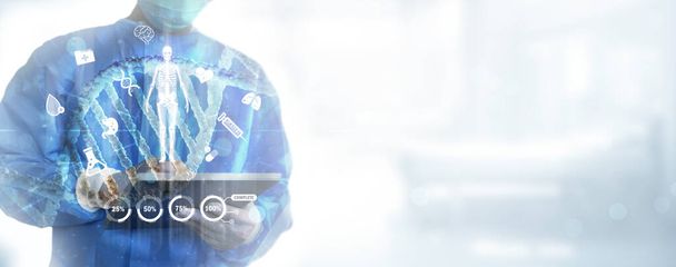 Sanità digitale: un medico di medicina utilizza la cartella clinica elettronica su una tavoletta. DNA codificato per la tecnologia medica attraverso un'interfaccia virtuale olografica. - Foto, immagini
