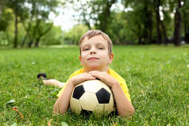 Мальчик в парке с мячом
 - Фото, изображение