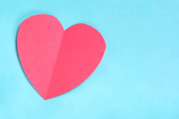 Концепция Дня Святого Валентина. Красное бумажное сердце на синем фоне. Пространство для копирования текста. - Фото, изображение