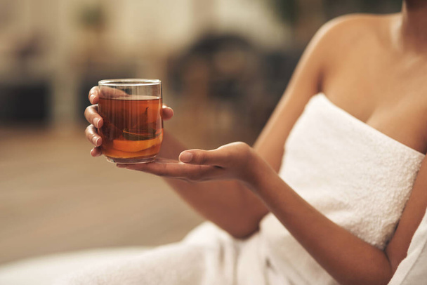 Pontosan tudom, mire van szükséged... egy nő, aki teát iszik, miközben egy gyógyfürdőben pihen. - Fotó, kép