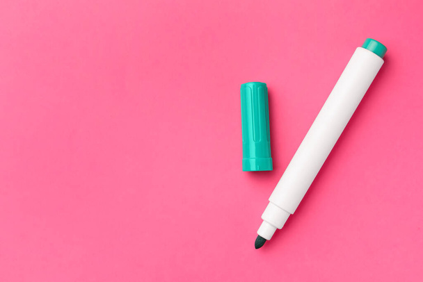 Bright green marker on pink background, flat lay. Space for text - Foto, afbeelding