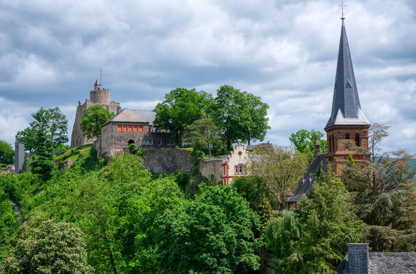 Iglesia y ruinas históricas del castillo de Saarburg - Foto, Imagen