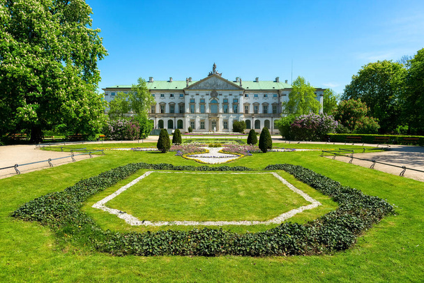Varsovia, Palacio de Krasinski con césped verde en el parque de Varsovia - Foto, imagen