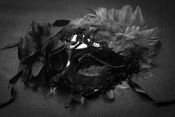 Mardi Gras ή μάσκα καρναβαλιού σε μαύρο φόντο. Οριζόντια αφίσα φεστιβάλ, ευχετήριες κάρτες, κεφαλίδες, websit - Φωτογραφία, εικόνα