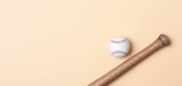 Baseballová pálka a míč na béžové pozadí. Horizontální sportovní motiv plakát, pohlednice, záhlaví, webové stránky a aplikace - Fotografie, Obrázek