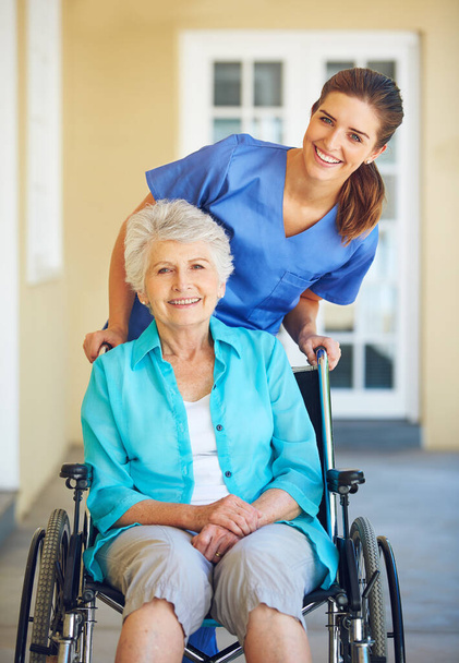 Портрет, медсестра или счастливая пожилая женщина в инвалидной коляске в стационарной клинике, помогающая пожилому пациенту для поддержки. Доверие, улыбка или здравоохранение медицинский уход улыбается со зрелым человеком с инвалидностью. - Фото, изображение