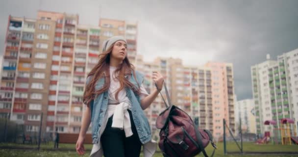 Açık havada Düşünceli Kadın 'ın Üzgün Portresi - Video, Çekim